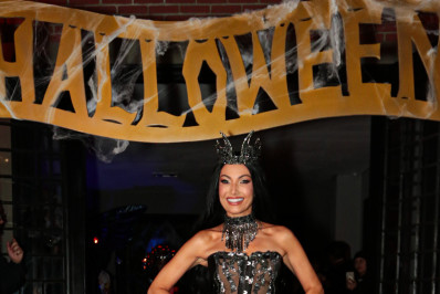 Patrícia Poeta recebe famosos em festa de aniversário com tema de Halloween