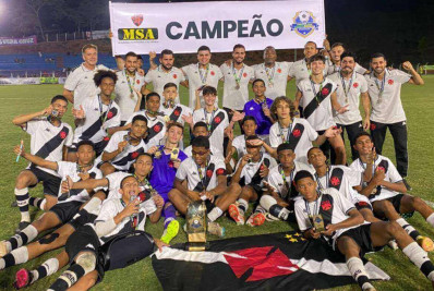 Ônibus com time sub-14 do Vasco pega fogo em estrada