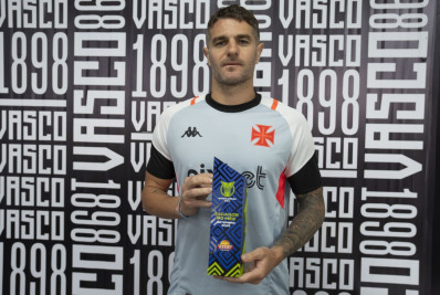 Vegetti, do Vasco, recebe o prêmio de craque do Brasileirão do mês de setembro