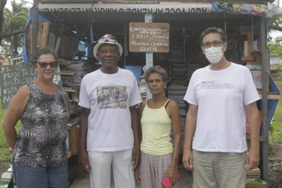 Aposentado cria espaço literário em praça de Campo Grande para distribuir livros de graça