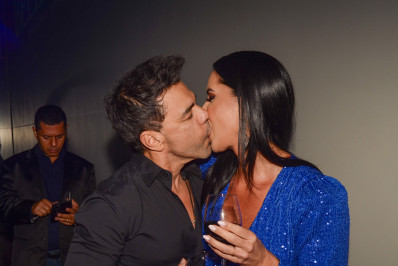 Apaixonados! Zezé Di Camargo e Graciele Lacerda beijam muito em evento em São Paulo