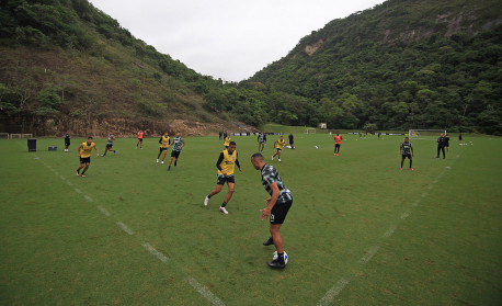 Jogo entre Botafogo e Athletico-PR é suspenso por falta de energia e será  retomado neste domingo - Gazeta Esportiva