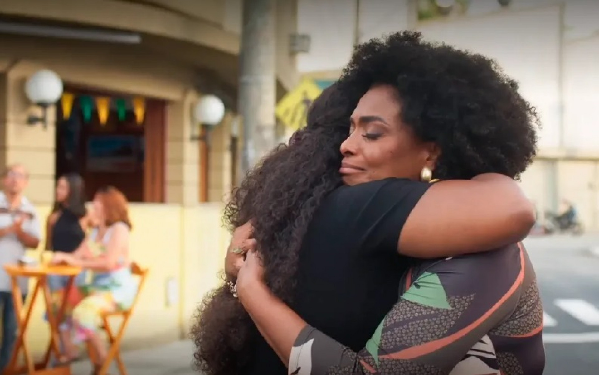 Maria Navalha (Olivia Araujo) e Rejane Miranda (Walkiria Ribeiro) fazem as pazes - Divulgação / TV Globo