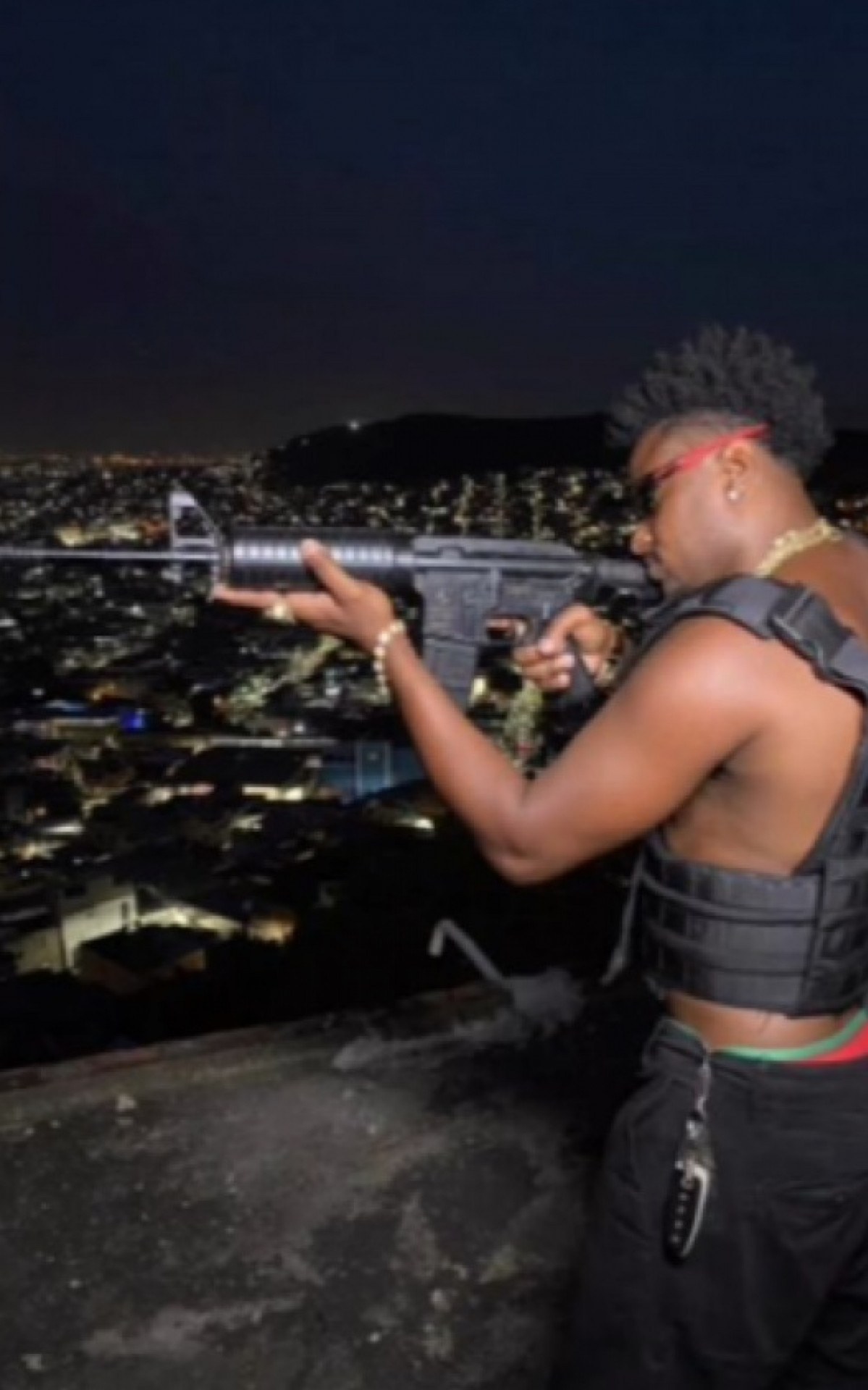 Nas redes, o funkeiro posta fotos suas e de seus amigos armados e com colete &agrave; prova de balas - Reprodu&ccedil;&atilde;o / Redes Sociais