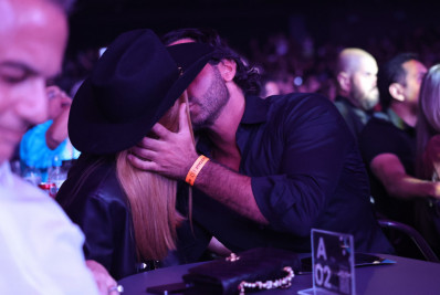 É o amor! Marina Ruy Barbosa troca beijos com o namorado em show no Rio