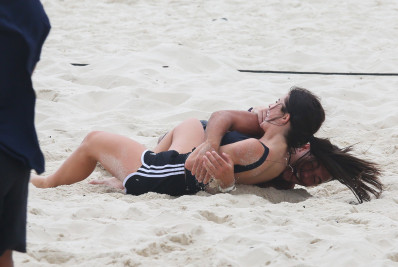 Jade Picon se diverte durante treino de futevôlei na Barra da Tijuca