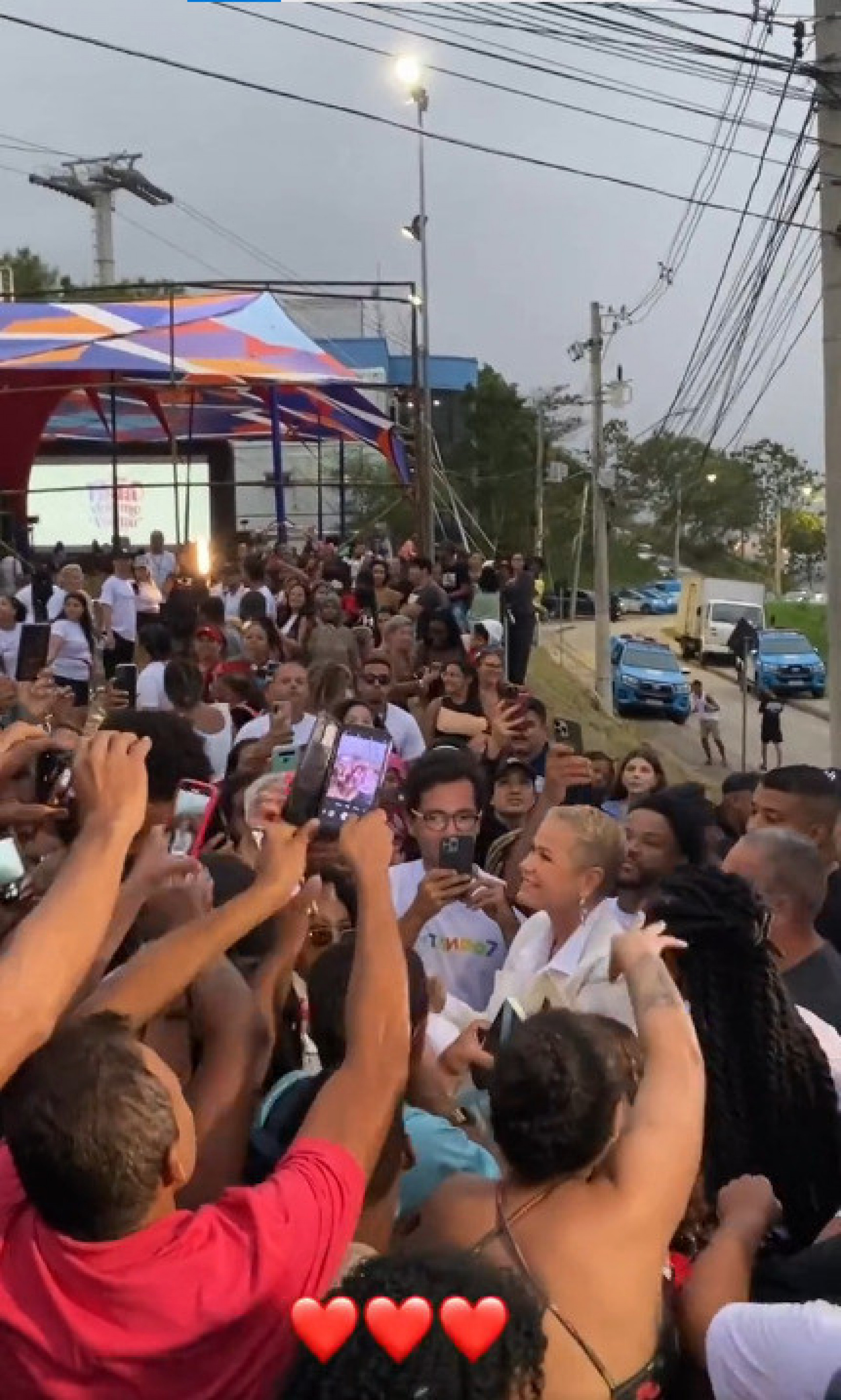 Xuxa é cercada por fãs ao chegar no Alemão  - Reprodução/Twitter