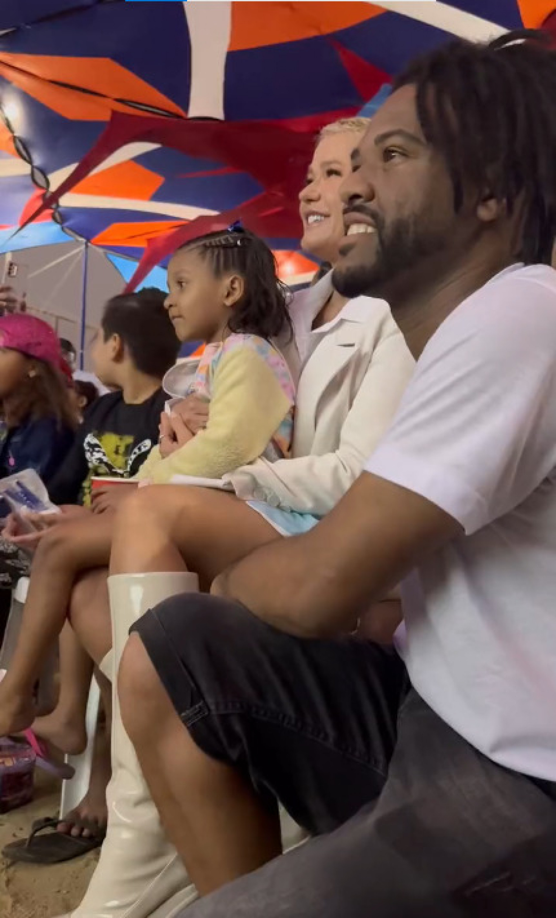 Xuxa assiste apresentações de crianças no evento 'Pintando o 7' - Reprodução/Twitter