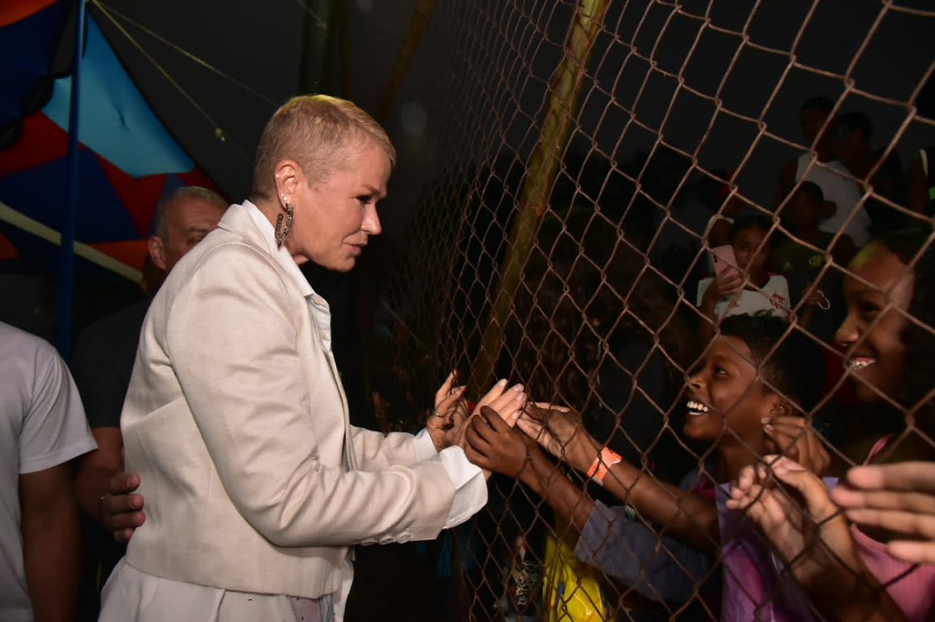 Xuxa atende crian&ccedil;as em evento no Morro do Adeus - Selma Souza