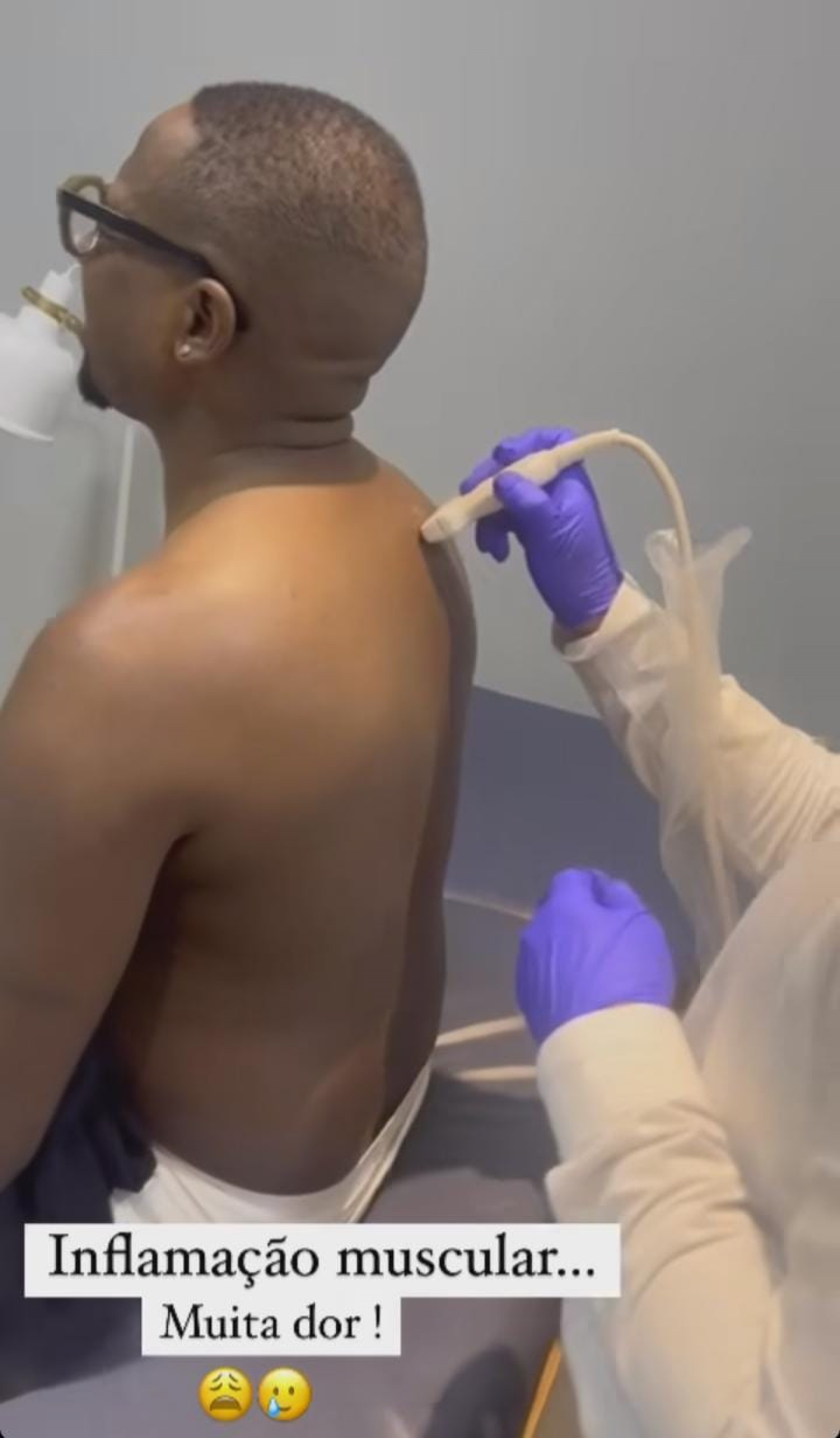 Mumuzinho faz exame de ultrassom para investigar inflamação nas costas - Reprodução/Instagram