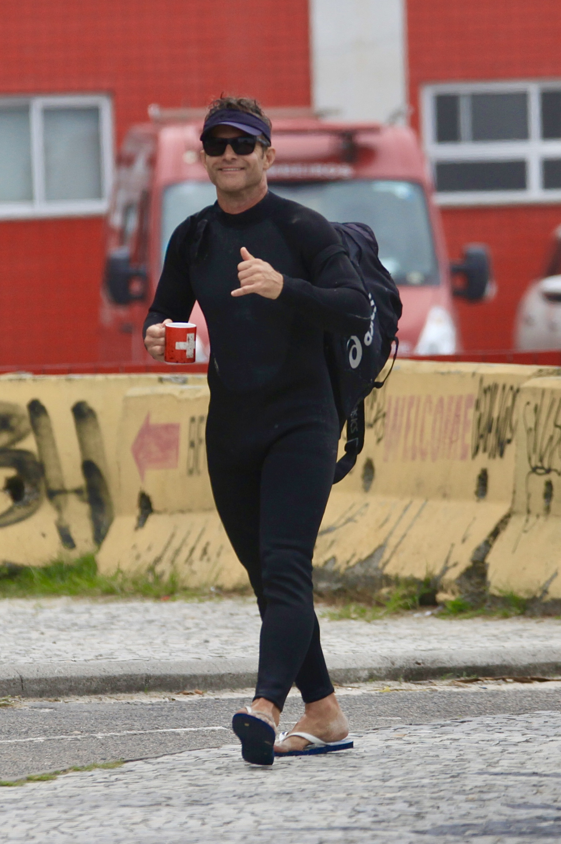  Claudio Heinrich curte dia de praia com a família - Fabrício Pioyani / Agnews