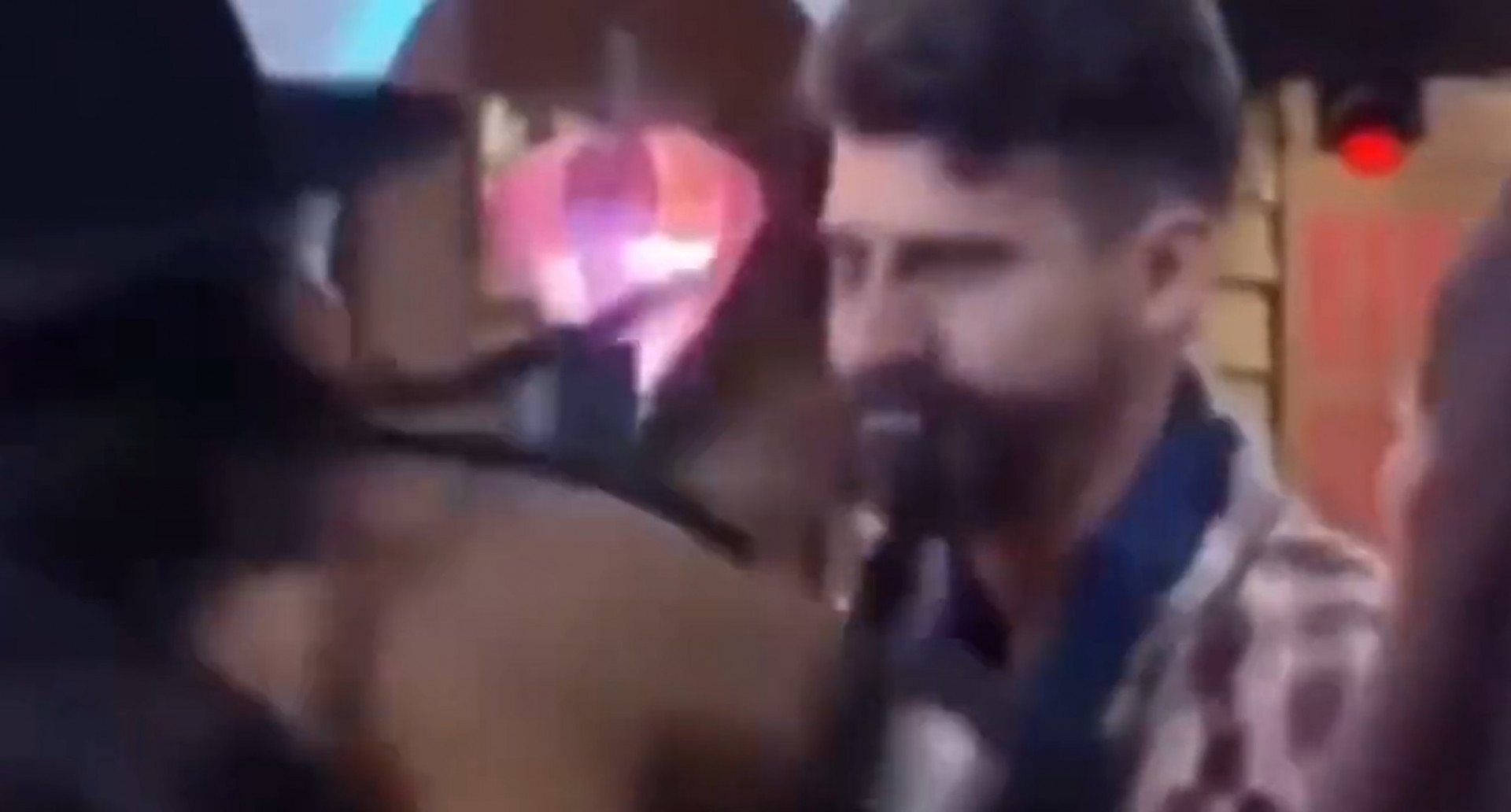 Kamila Simioni atinge Radamés com uma de suas tranças - Reprodução de vídeo