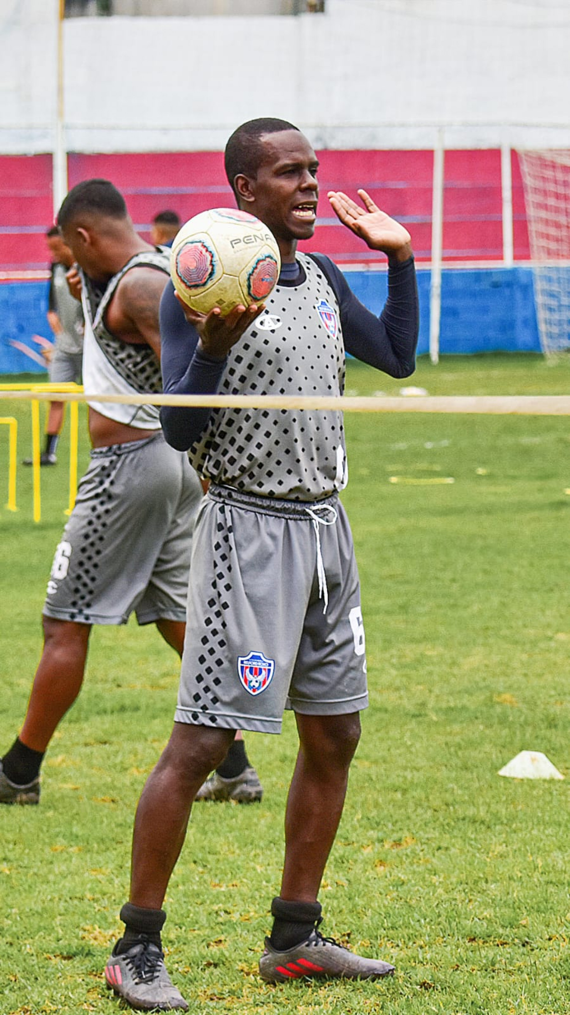 Os jogadores do Belford Roxo acertando os &uacute;ltimos detalhes antes do confronto contra o Bonsucesso - Willian Davoli / SEBR