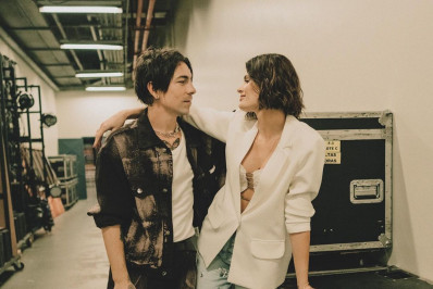 Isabeli Fontana e Di Ferrero celebram 10 anos juntos no 'Altas Horas': 'Nos conhecemos aqui'