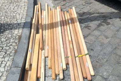 Membros de torcida organizada são presos com pedaços de madeira antes do Clássico dos Milhões