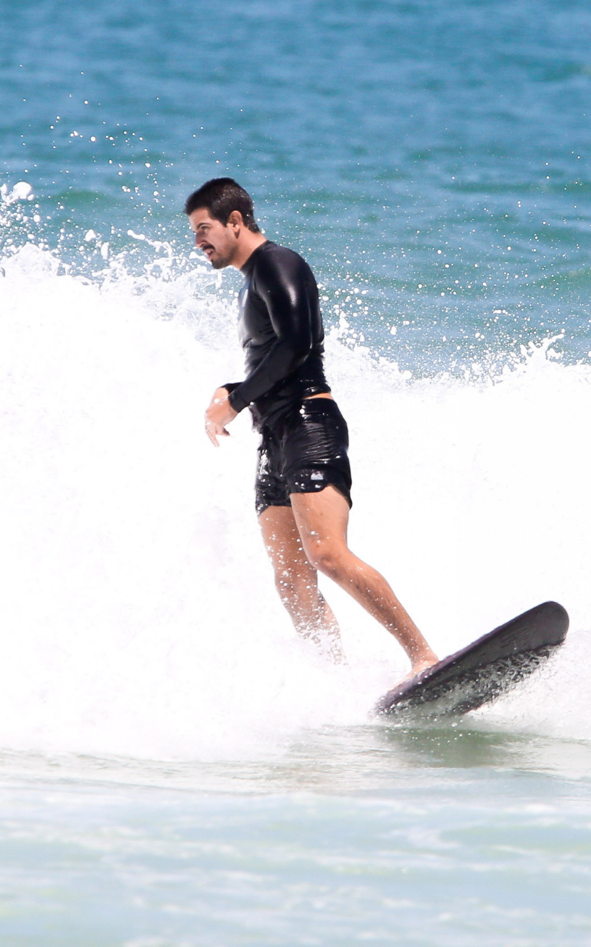 Enzo Celulari surfa no mar da Barra da Tijuca