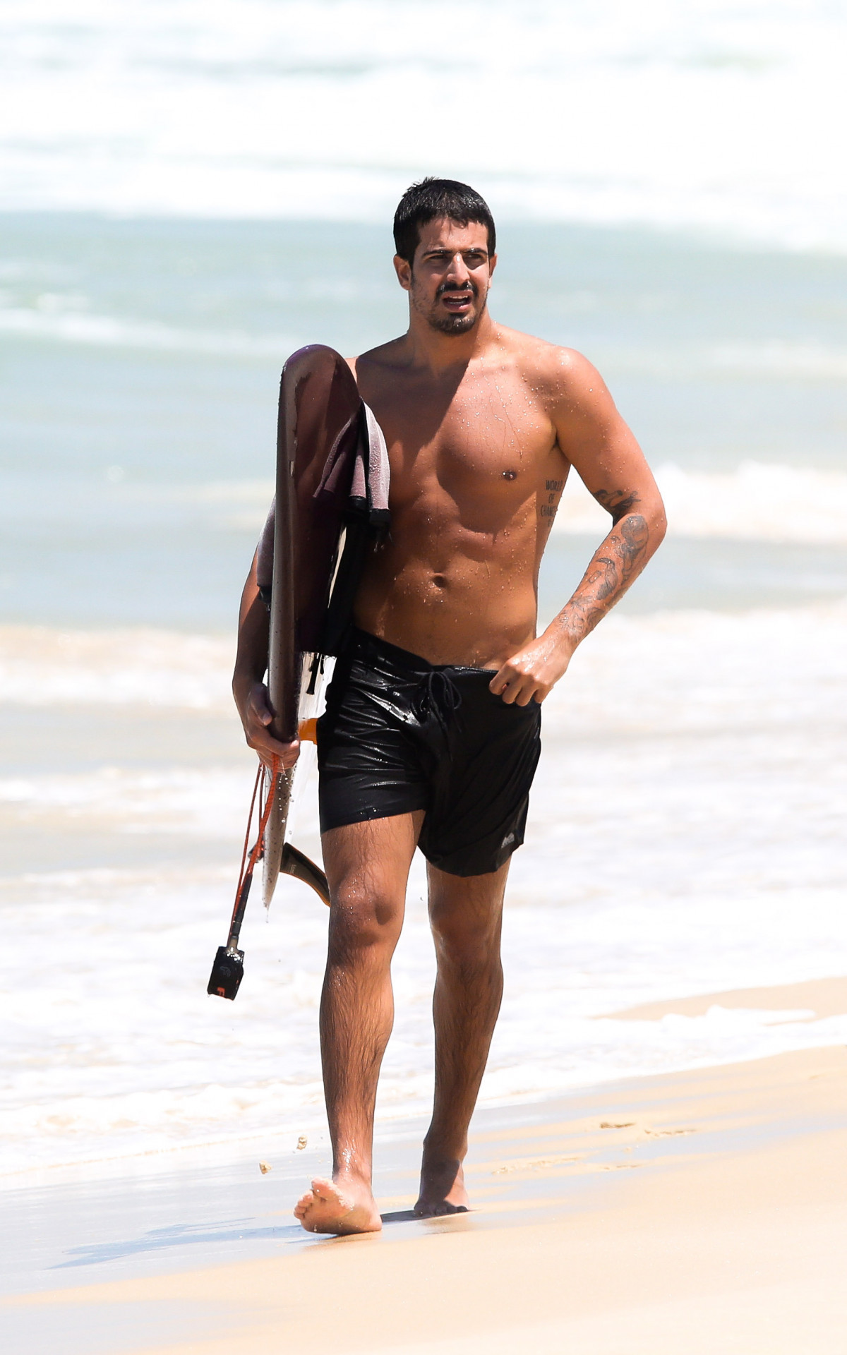 Enzo Celulari surfa no mar da Barra da Tijuca