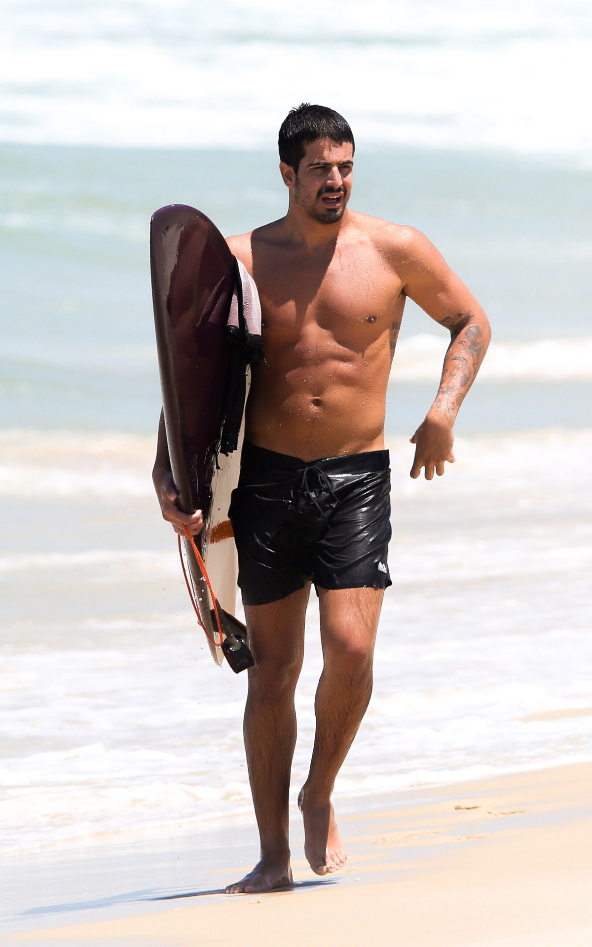 Enzo Celulari surfa no mar da Barra da Tijuca