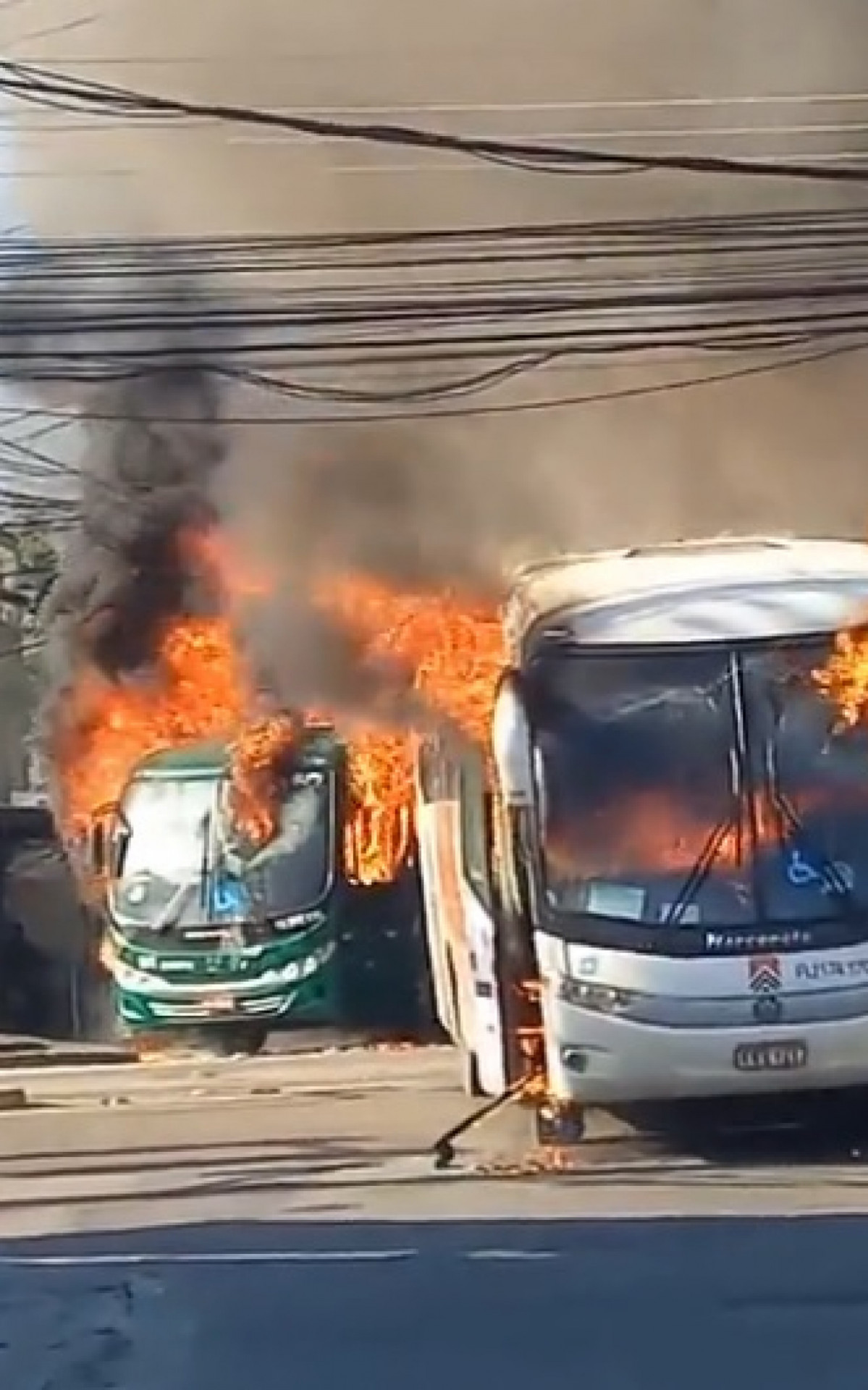 Ônibus são incendiados em represália pela morte de miliciano na Zona Oeste do Rio, nesta segunda-feira (23) - Reprodução