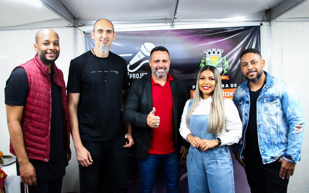 O secretário municipal de Cultura, Robson Sarmento (3º da esquerda para a direita), com integrantes do grupo Sarando a Terra Ferida