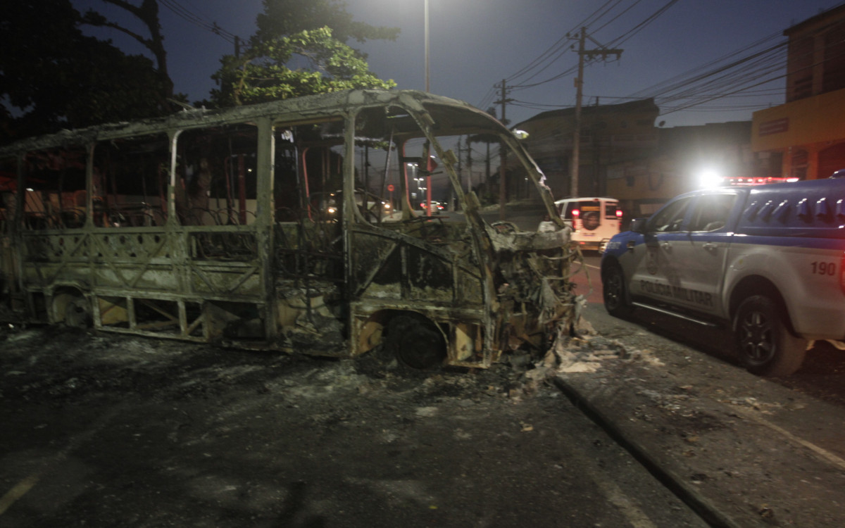 Ve&iacute;culos foram destru&iacute;dos pelo Bonde do Zinho (detalhe) em v&aacute;rios pontos da Zona Oeste