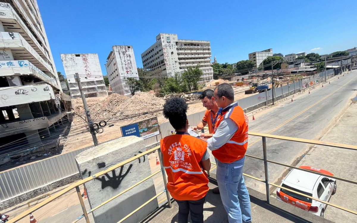 Agentes da Defesa Civil Municipal notificam moradores para implosão dos prédios da antiga Universidade Gama Filho - Divulgação