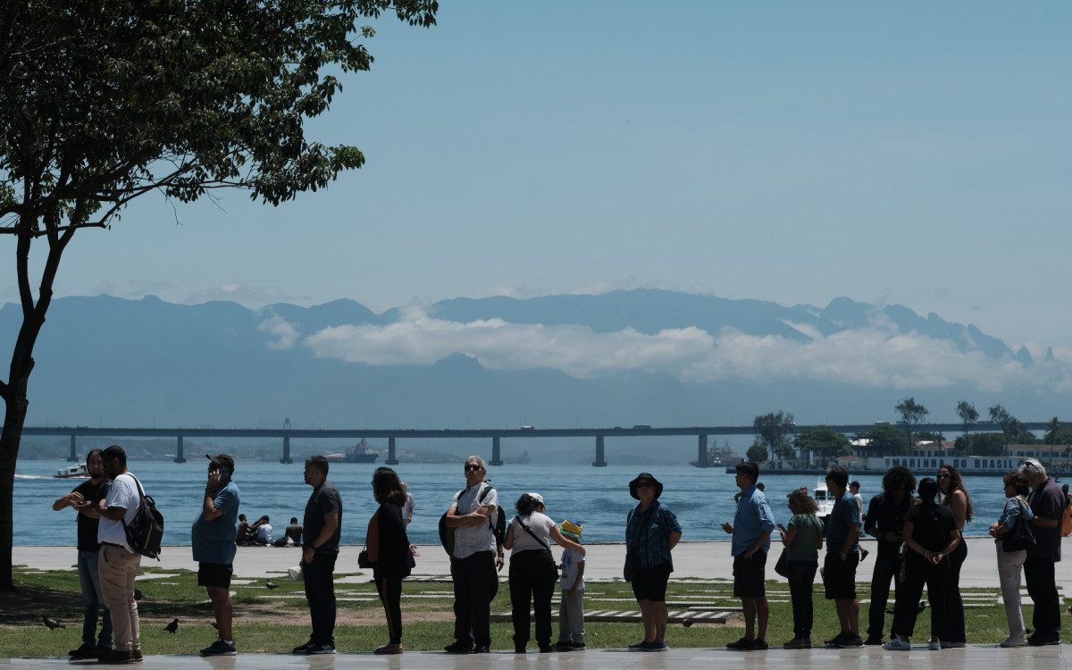 Navio Amerigo Vespucci atrai visitantes e forma grandes filas, no Pier Mauá, nesta segunda-feira (23)