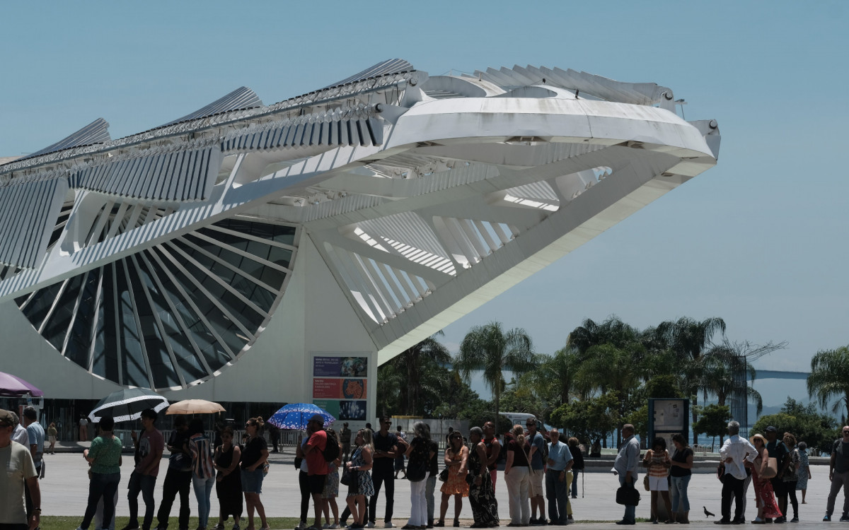 Navio Amerigo Vespucci atrai visitantes e forma grandes filas, no Pier Mauá, nesta segunda-feira (23)