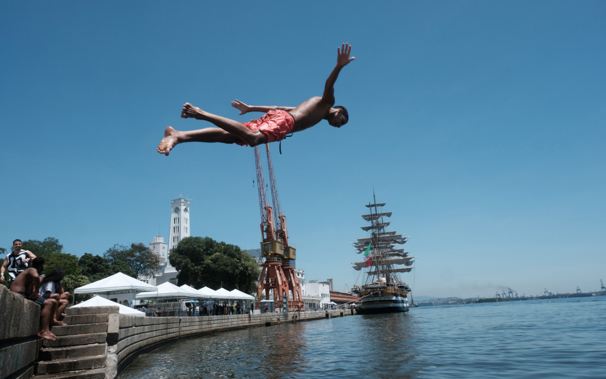 Clima tempo na Praça Mauá, nesta Segunda-feira (23).