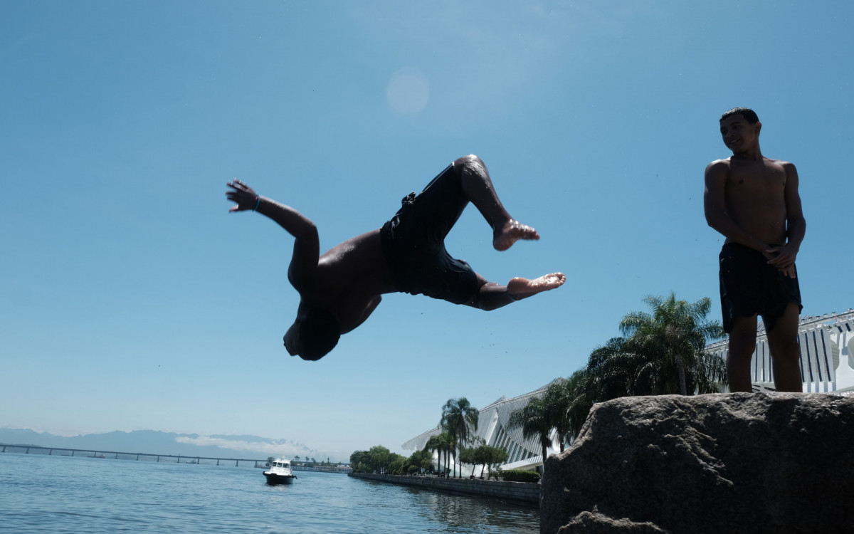 Clima tempo na Praça Mauá, nesta Segunda-feira (23).