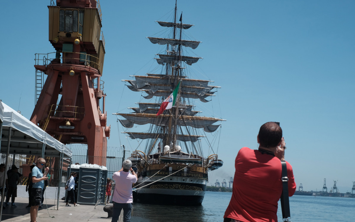 Navio Amerigo Vespucci atrai visitantes e forma grandes filas, no Pier Mauá, nesta segunda-feira (23)
