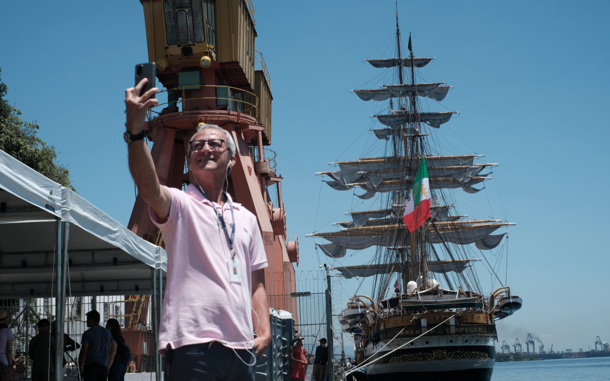 Navio Amerigo Vespucci atrai visitantes e forma grandes filas, no Pier Mauá, nesta segunda-feira (23)