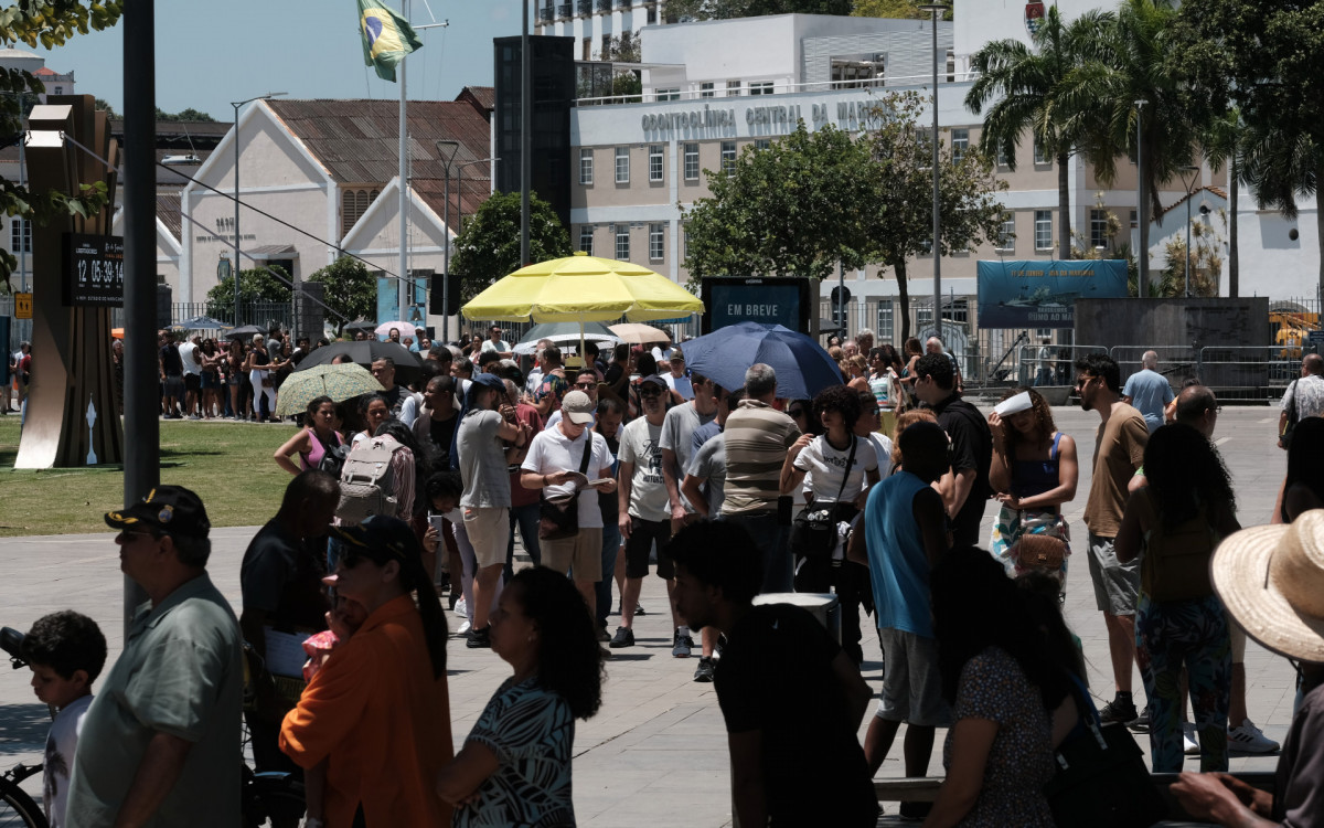 Navio Amerigo Vespucci atrai visitantes e forma grandes filas, no Pier Mauá, nesta segunda-feira (23)