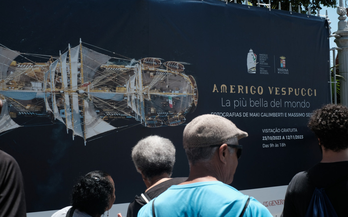 Navio Amerigo Vespucci atrai visitantes e forma grandes filas, no Pier Mauá, nesta segunda-feira (23)