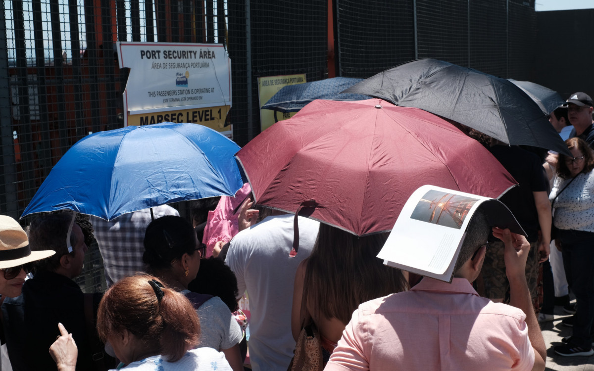 Navio Amerigo Vespucci atrai visitantes e forma grandes filas, no Pier Mauá, nesta segunda-feira (23)