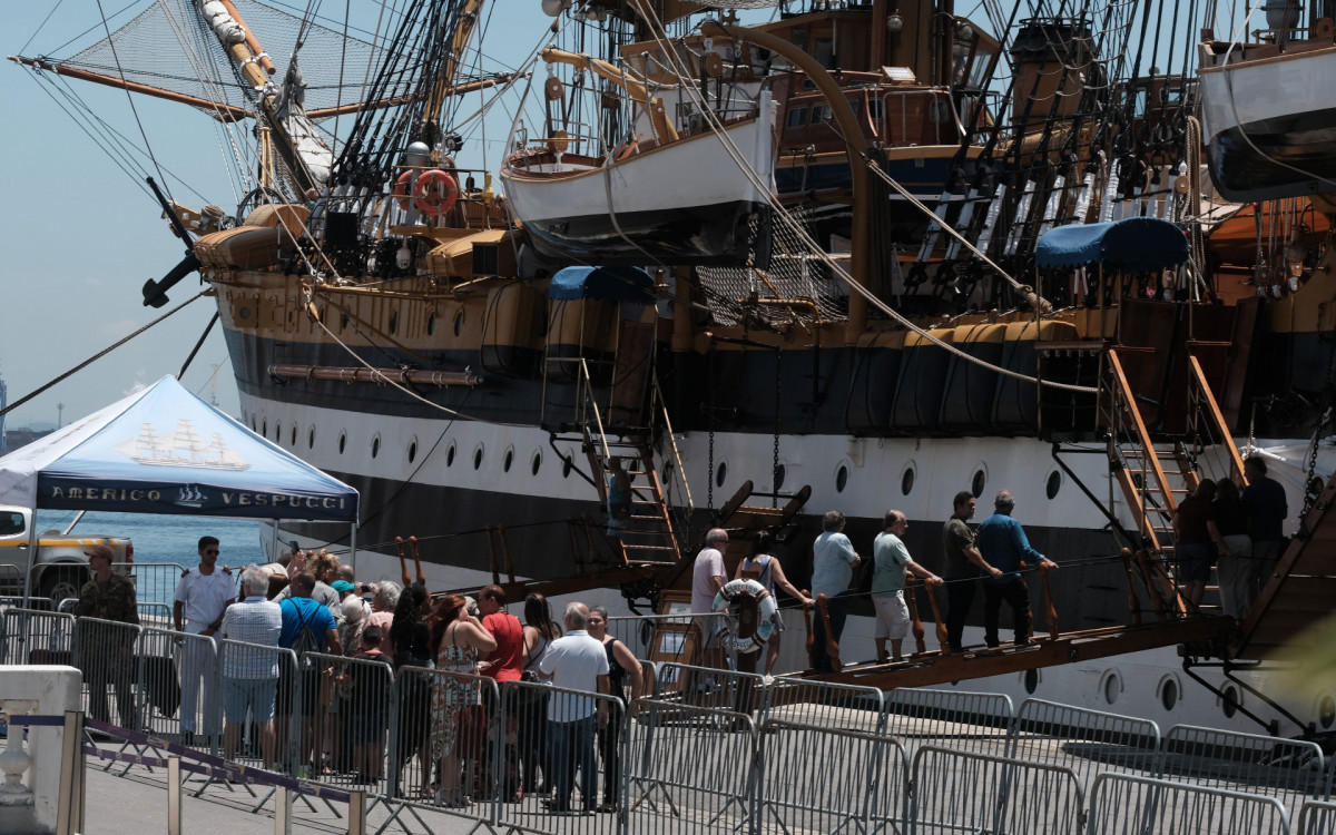 Navio Amerigo Vespucci atrai visitantes e forma grandes filas, no Pier Mauá, nesta segunda-feira (23)