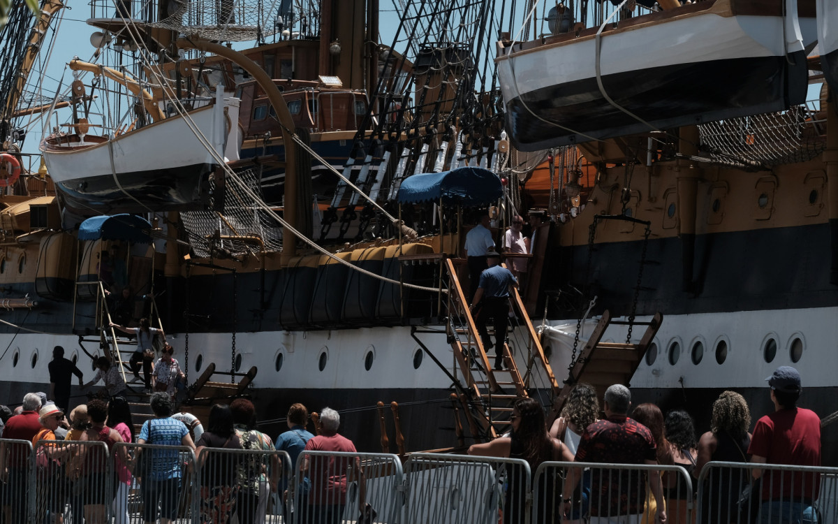 Navio Amerigo Vespucci atrai visitantes e forma grandes filas, no Pier Mauá, nesta segunda-feira (23)