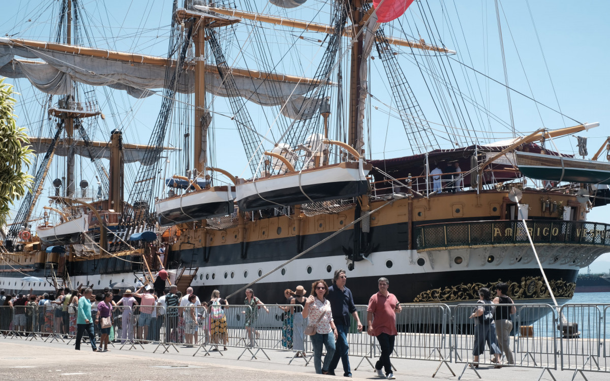 Navio Amerigo Vespucci atrai visitantes e forma grandes filas, no Pier Mauá, nesta segunda-feira (23)