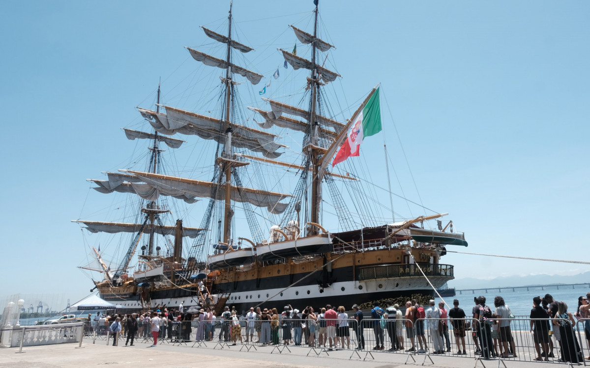 Navio Amerigo Vespucci atrai visitantes e forma grandes filas, no Pier Mauá, nesta segunda-feira (23)
