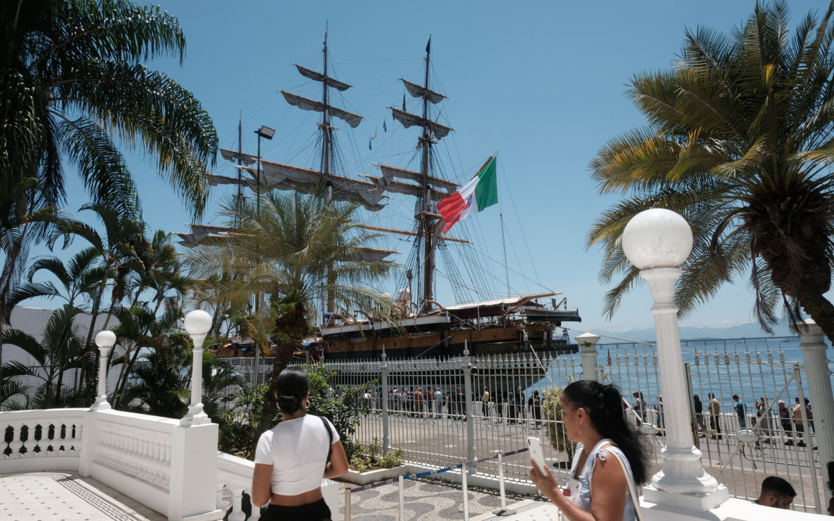 Navio Amerigo Vespucci atrai visitantes e forma grandes filas, no Pier Mauá, nesta segunda-feira (23)