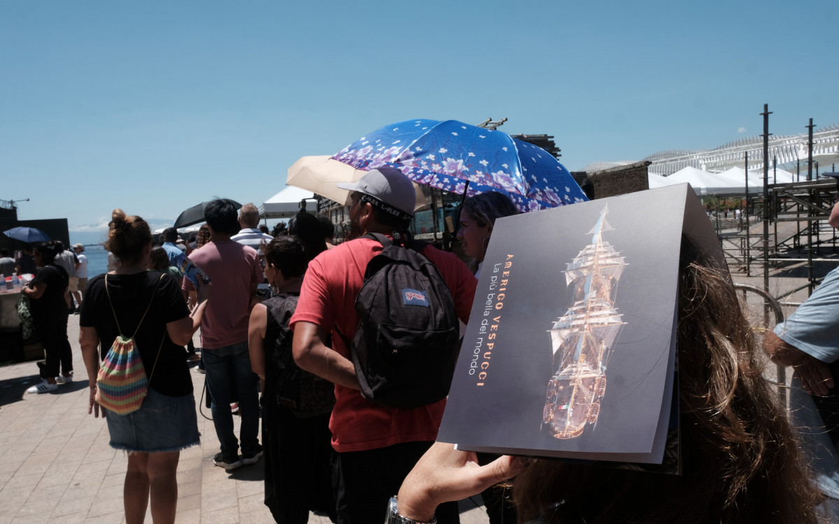 Navio Amerigo Vespucci atrai visitantes e forma grandes filas, no Pier Mauá, nesta segunda-feira (23)