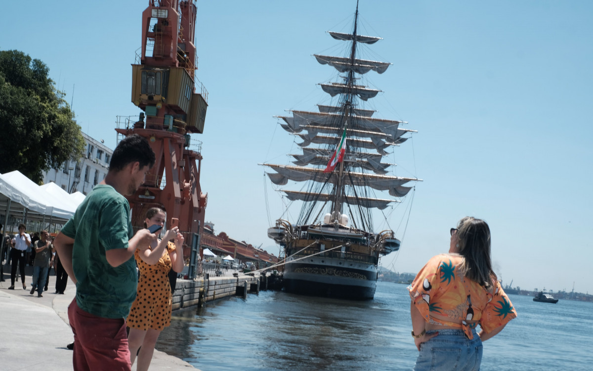 Navio Amerigo Vespucci atrai visitantes e forma grandes filas, no Pier Mauá, nesta segunda-feira (23)