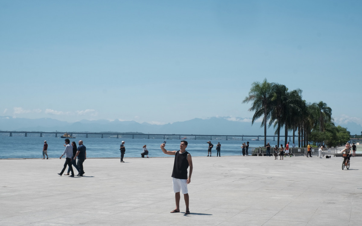 Clima tempo na Praça Mauá, nesta Segunda-feira (23).