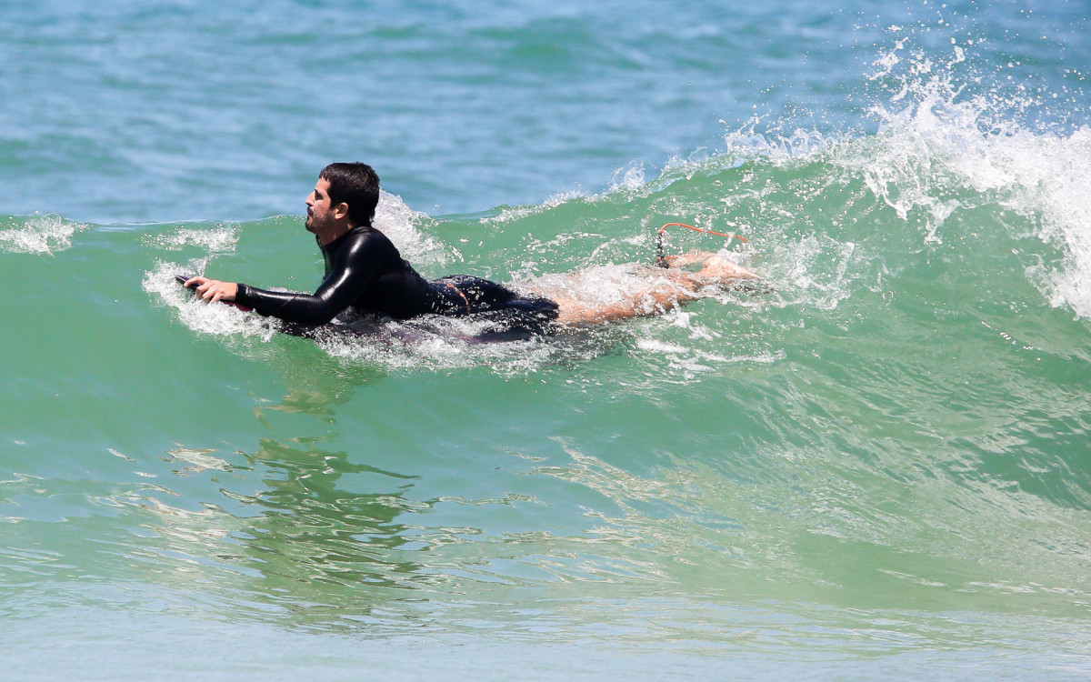 Enzo Celulari surfa no mar da Barra da Tijuca