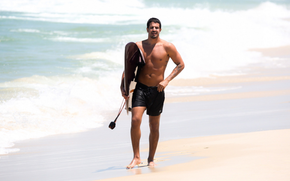Enzo Celulari surfa no mar da Barra da Tijuca