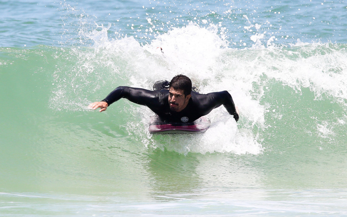 Enzo Celulari surfa no mar da Barra da Tijuca