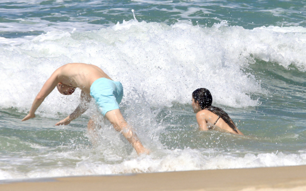 Jade Picon e Léo Picon se refrescam no mar da Barra da Tijuca