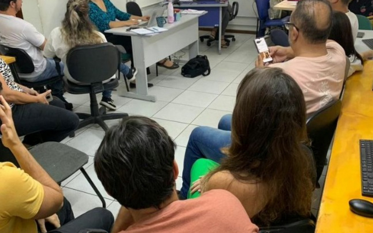 Cristina Frazão (ao fundo) com equipe de comunicação 