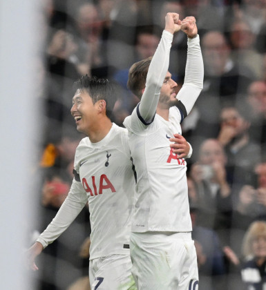 Tottenham vence Crystal Palace e segue líder da Premier League