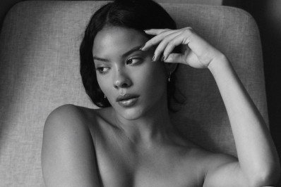 Bella Campos posa apenas de calça jeans e web elogia: 'Sexy sem ser vulgar'